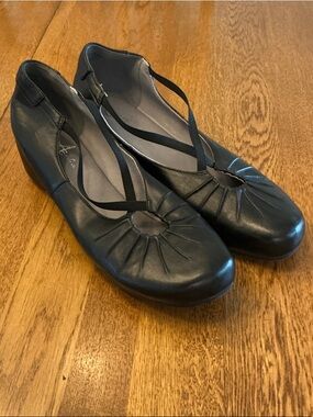 Woman’s Anesha black leather shoes. Size 40. Elastic X straps. Barely worn. Soft